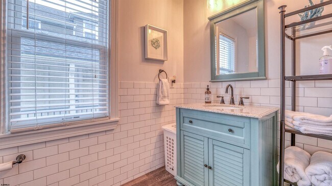 Building Photo - 120 N Newport Ave