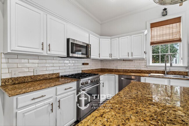 Building Photo - Walkable Downtown Living