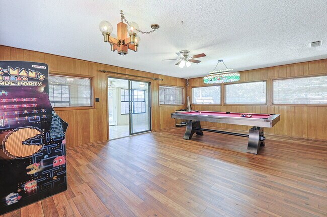 Building Photo - Spacious 3/2/2 near McCullough Park