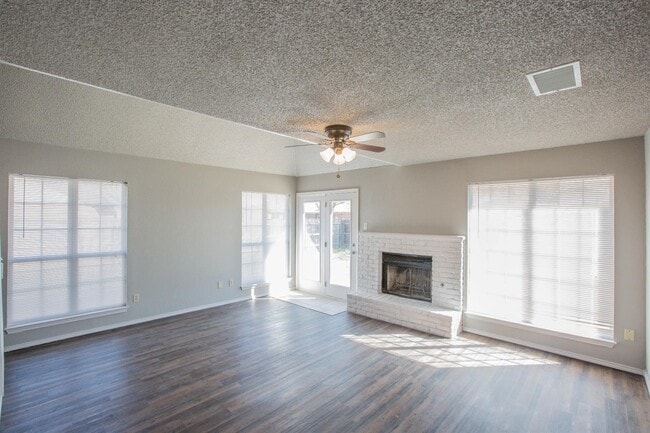 Building Photo - Available to Pre-Lease! Recently Updated 3 Bedroom!