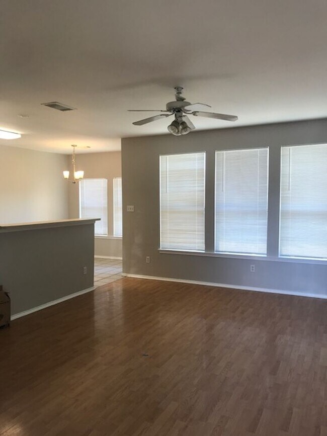 Building Photo - Wonderful 3 bedroom 2 bath Duplex
