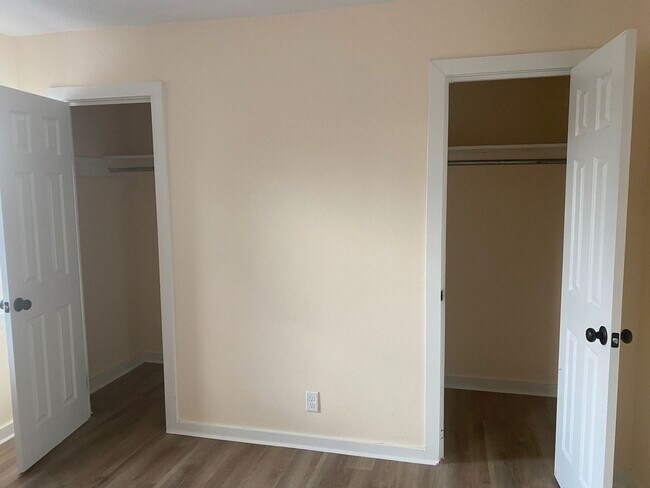 Building Photo - Charming 3Bed/2Ba Duplex Unit Conveniently...