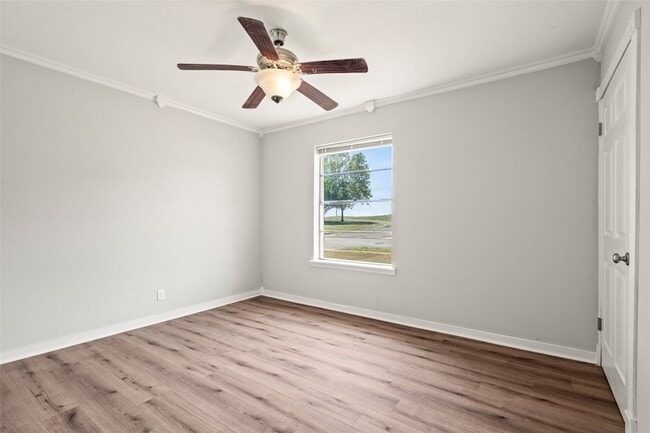 Building Photo - 810 S Western Hls Dr