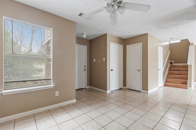 Building Photo - 7411 Village Lake Dr