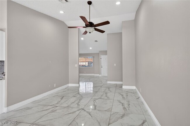 Building Photo - 492 Chelsea Dr