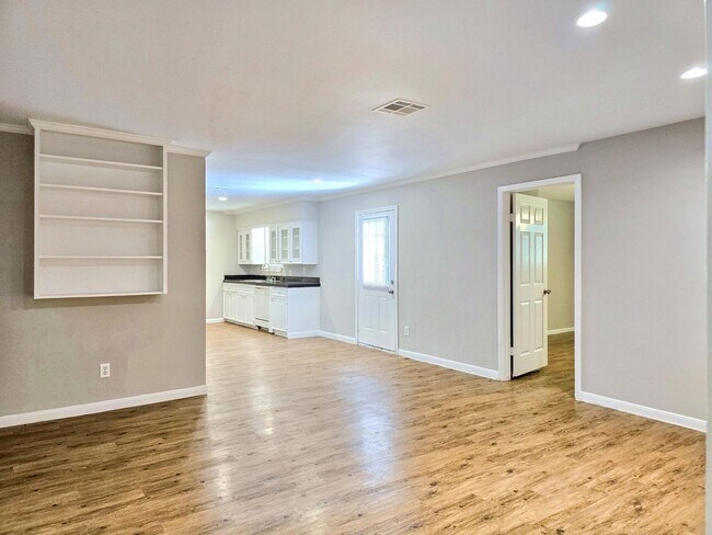 Building Photo - 5922 Densmore Dr