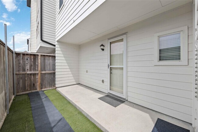 Building Photo - 10919 Grove Tree Ln