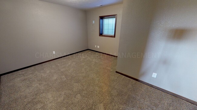 Building Photo - 3 BD, 2 BA TOWNHOME, ATTACHED GARAGE, FIRE...