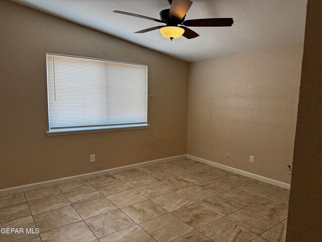 Building Photo - 8700 Lakehurst Rd