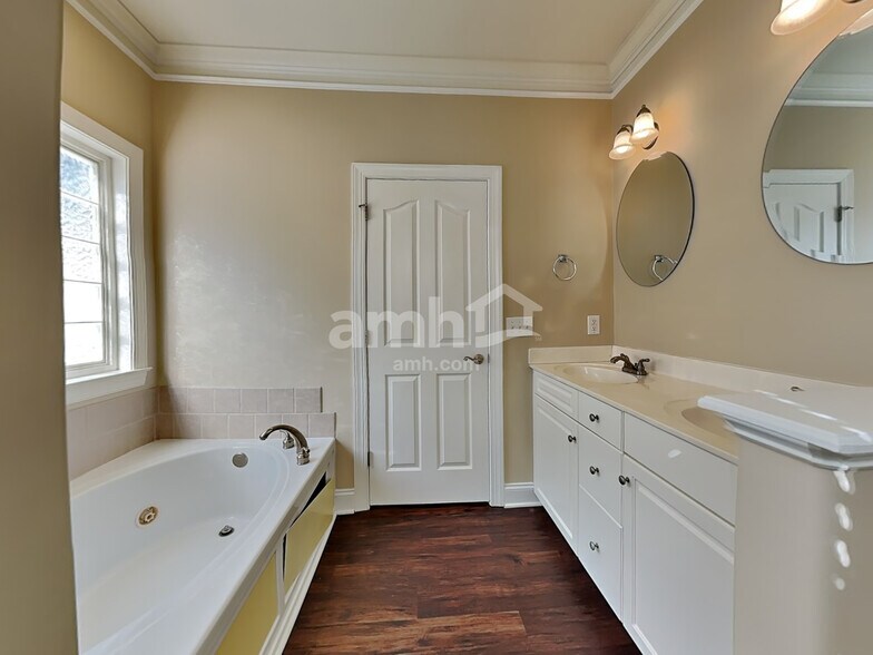 Building Photo - 810 Winterside Ln