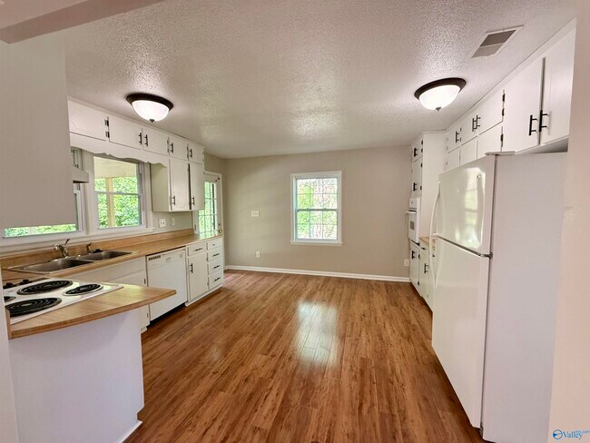 Building Photo - 12027 Chicamauga Trail SE