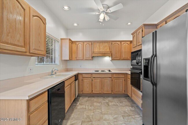 Building Photo - 5200 S Lakeshore Dr