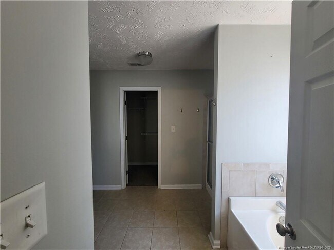 Building Photo - 3608 Crosswinds Dr