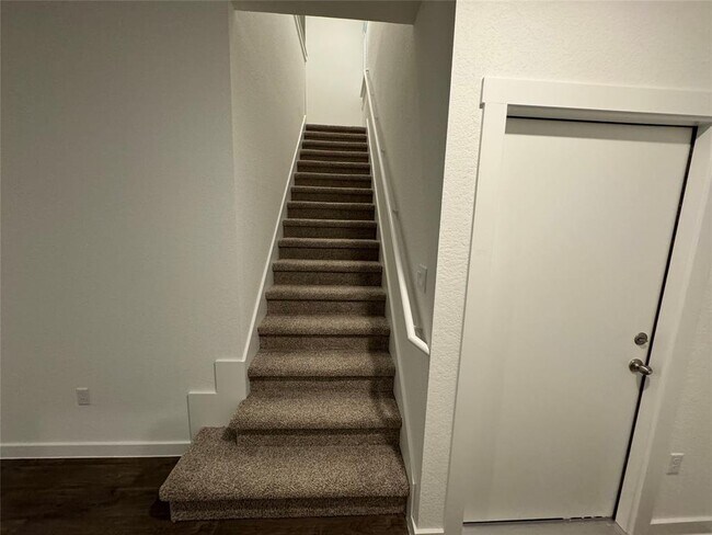 Building Photo - 204 James River Dr