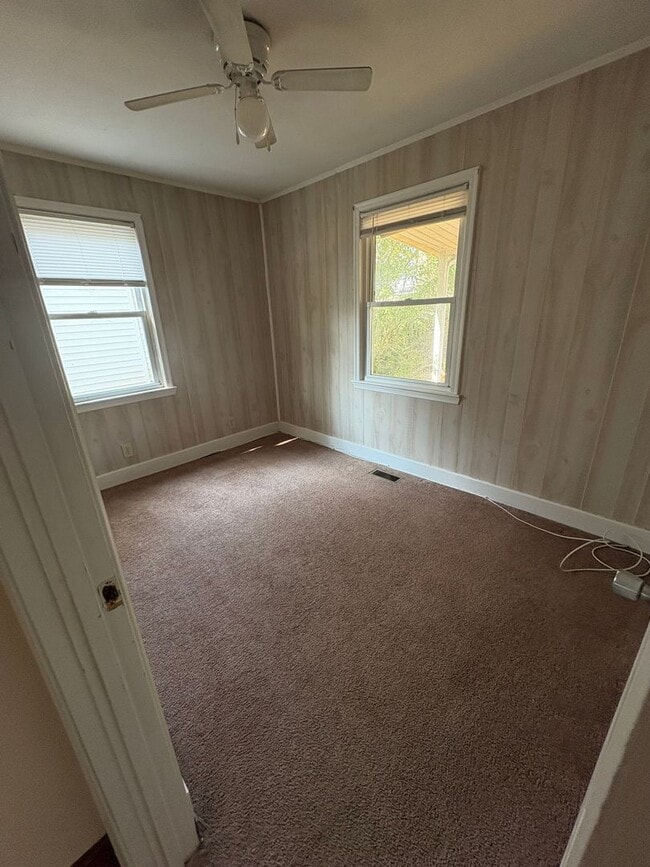 Building Photo - Move in special! First month's rent half o...