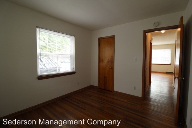 Building Photo - 1500 W 47th St