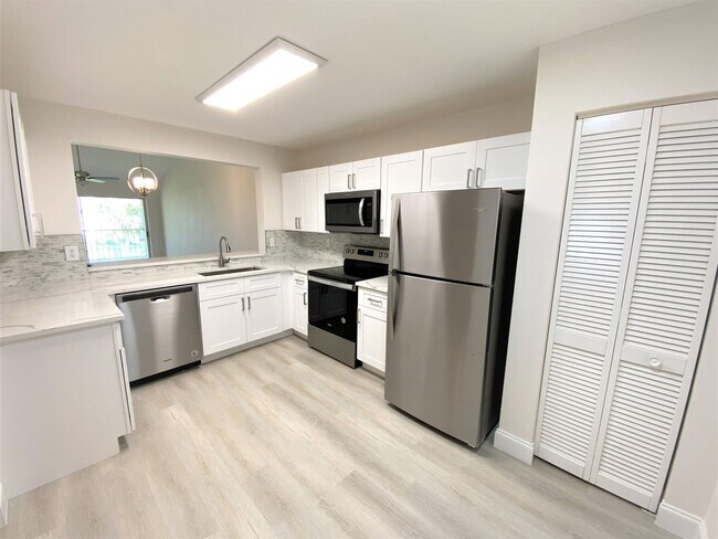 Building Photo - ** NEWCASTLE AT BERKSHIRE LAKES ** 2 BED / 2 BATH CONDO - GREAT LOCATION! - ANNUAL RENTAL