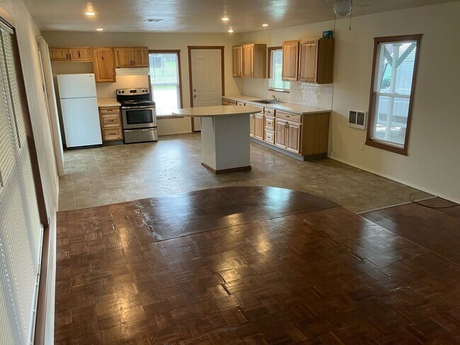 Building Photo - Welcome to this cozy spot 2 bed, 1 bath, remodeled kitchen, washer/dryer hookup, large yard, carp...