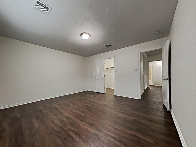 Building Photo - 2213 Oak Cir Dr N