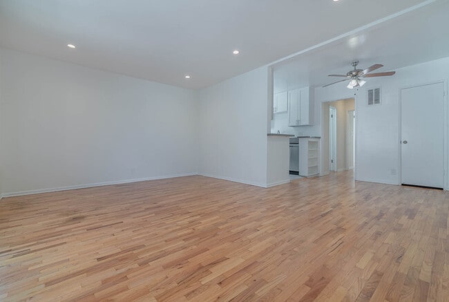 Building Photo - she1920