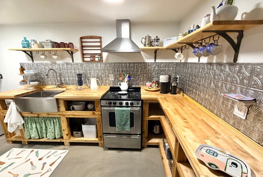 Building Photo - 701 Cedar St