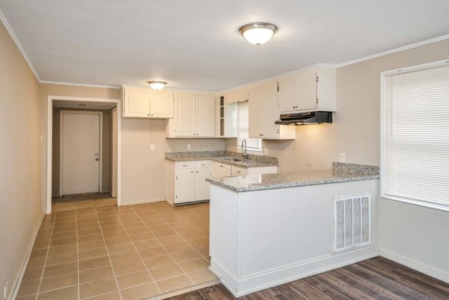 Building Photo - Charming Home with Open Floor Plan & Cover...