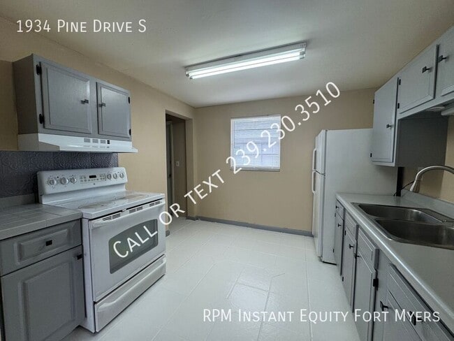 Building Photo - 1934 N Pine Dr