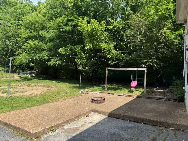 Building Photo - Lovely and Spacious Home in South Nashville - Garage and Fenced in Yard