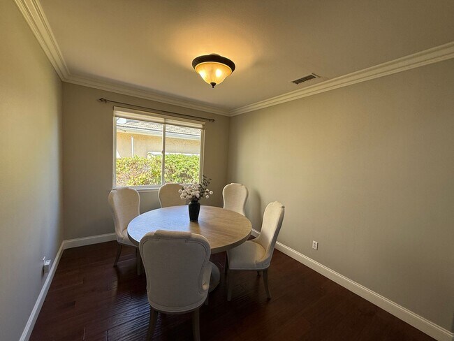 Building Photo - Lovely home in desirable Moorpark neighborhood