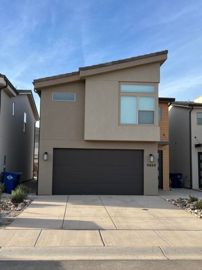 Building Photo - Desert Providence Community