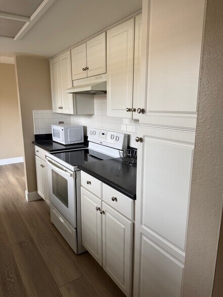 Kitchen with all amenities - 1250 E Shaw Ave