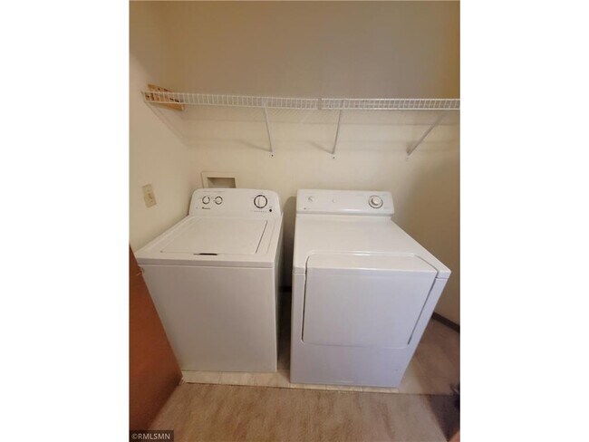 Building Photo - 855 Highview Dr