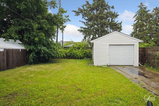 Building Photo - $1300 3 bedroom