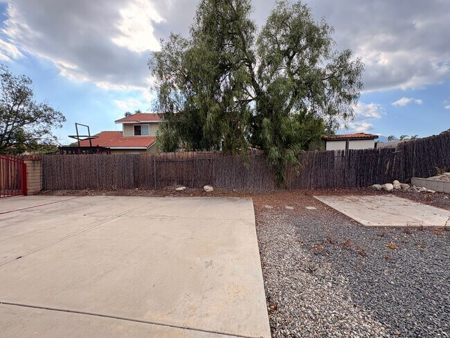 Building Photo - 4 Bed, 2.5 Bath in Rialto!