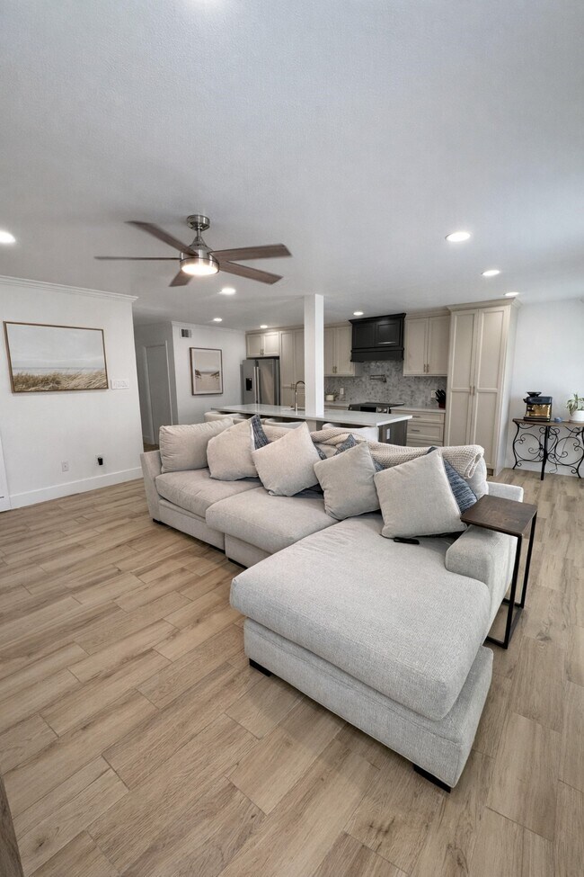 Building Photo - 361 N Post Oak Ln