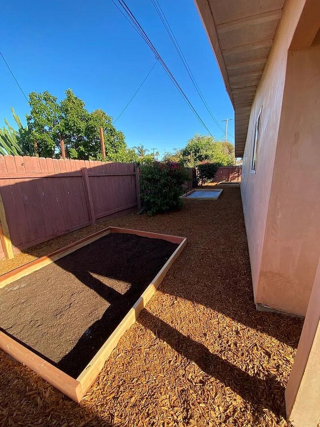 Building Photo - Central costa Mesa 5 bdrm home
