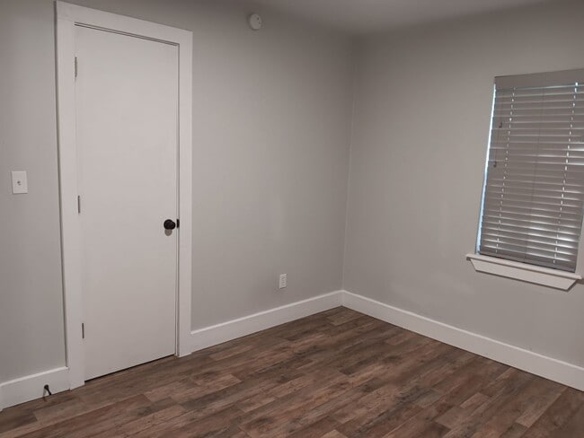 Building Photo - Remodeled & Cozy