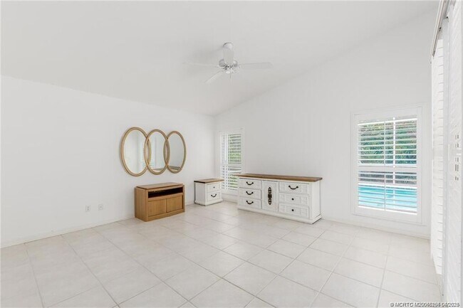 Building Photo - 376 NW Canna Way