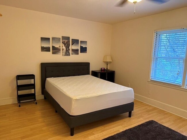 Building Photo - 2035 Lyle Ave