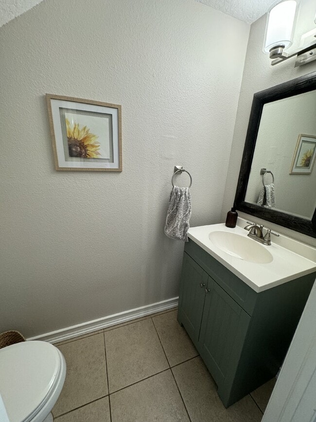 Building Photo - "Charming 2-Bed Home"
