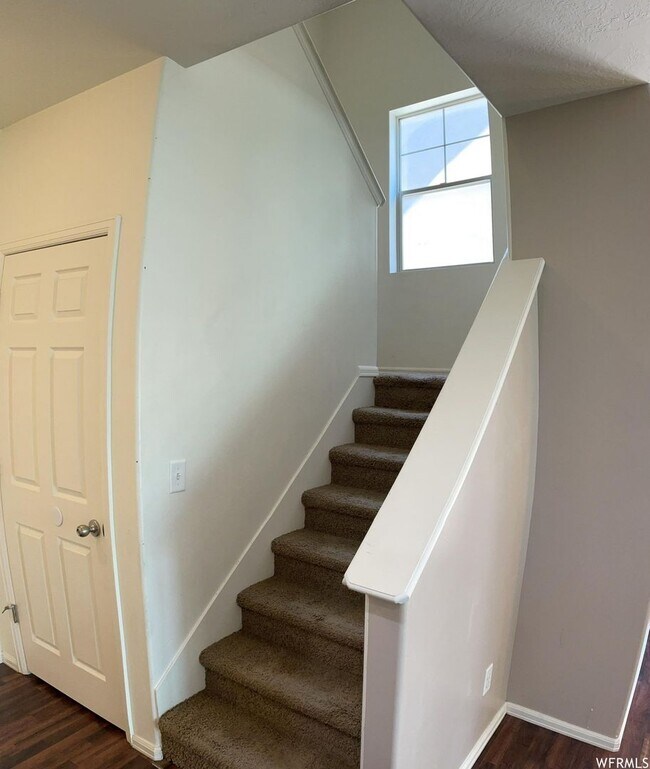 Building Photo - Beautiful 3 Bed 2.5 Bath - 2 Story Home in...