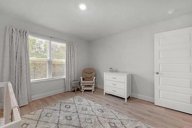 Building Photo - Three Bedroom Two and a half Bath In Hammock Oaks