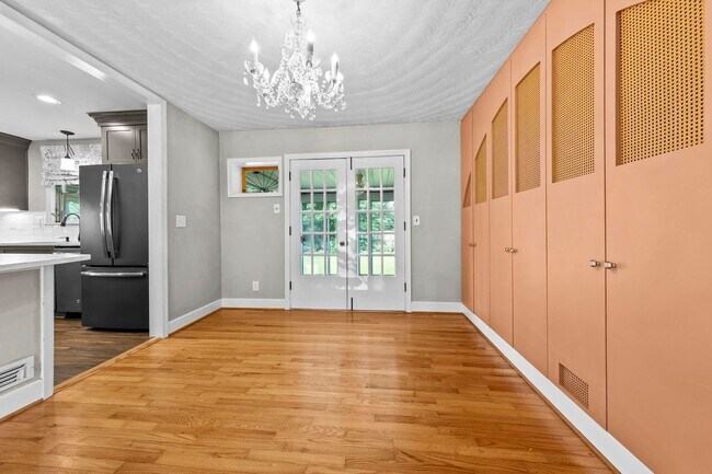 Building Photo - 3 Bedroom, Meticulously Maintained Updated...