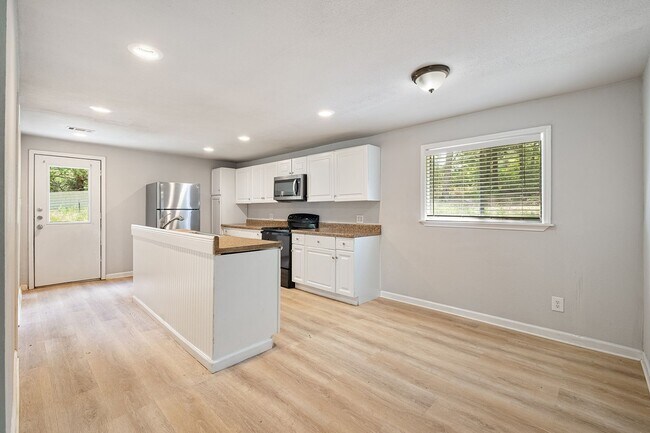 Primary Photo - Secluded 3 bedroom, 1 bath house in the co...