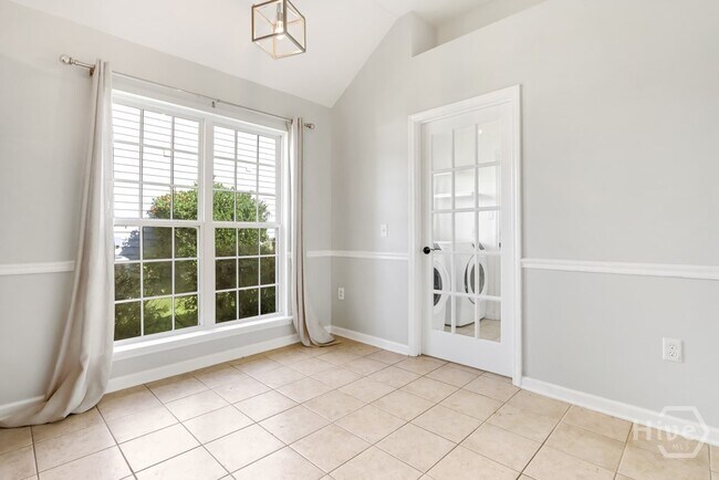 Building Photo - 120 Oak Ridge Cir