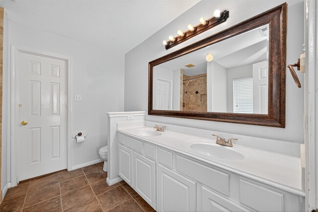 Building Photo - 16414 Sylvan Dale Dr