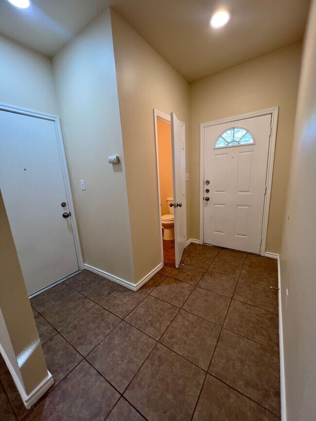 Building Photo - Beautiful Town Home in the Heart of San An...