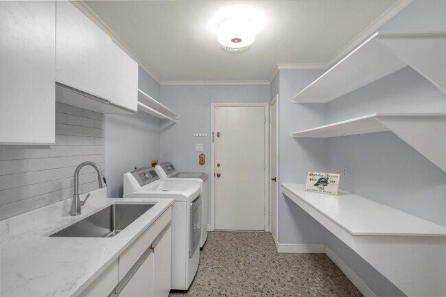 Building Photo - CHARMING 5 BDRM HOME IN CASTLE HILLS!!