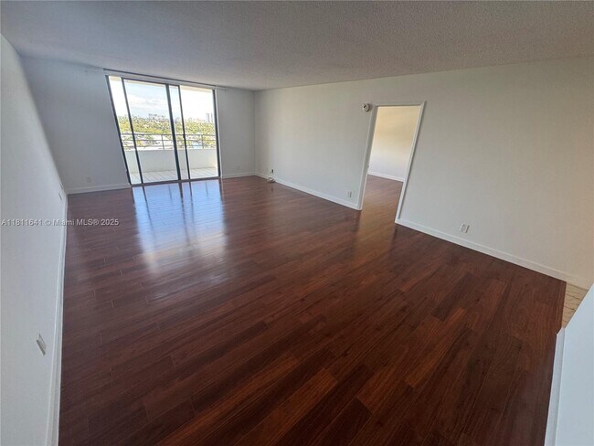 Building Photo - 2500 Parkview Dr