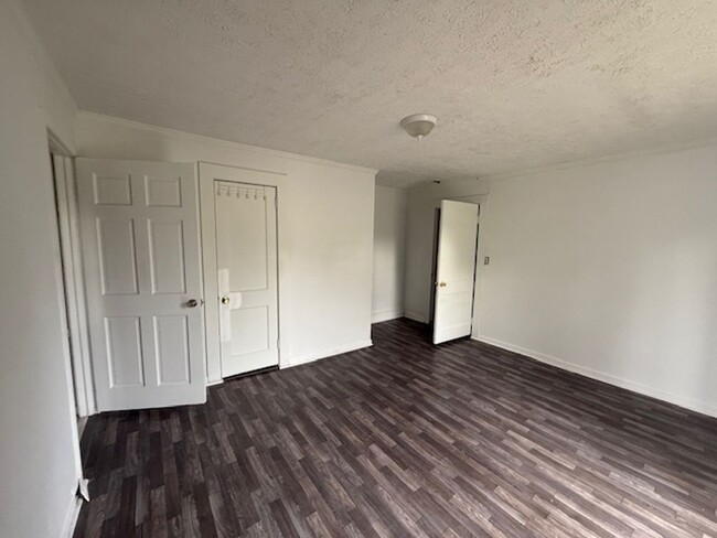 Building Photo - 3 Bedroom / 2 bath home available Immediat...